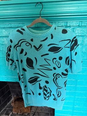 Christina Aqua Short-Sleeve Crewneck Sweater with Black Abstract Motif